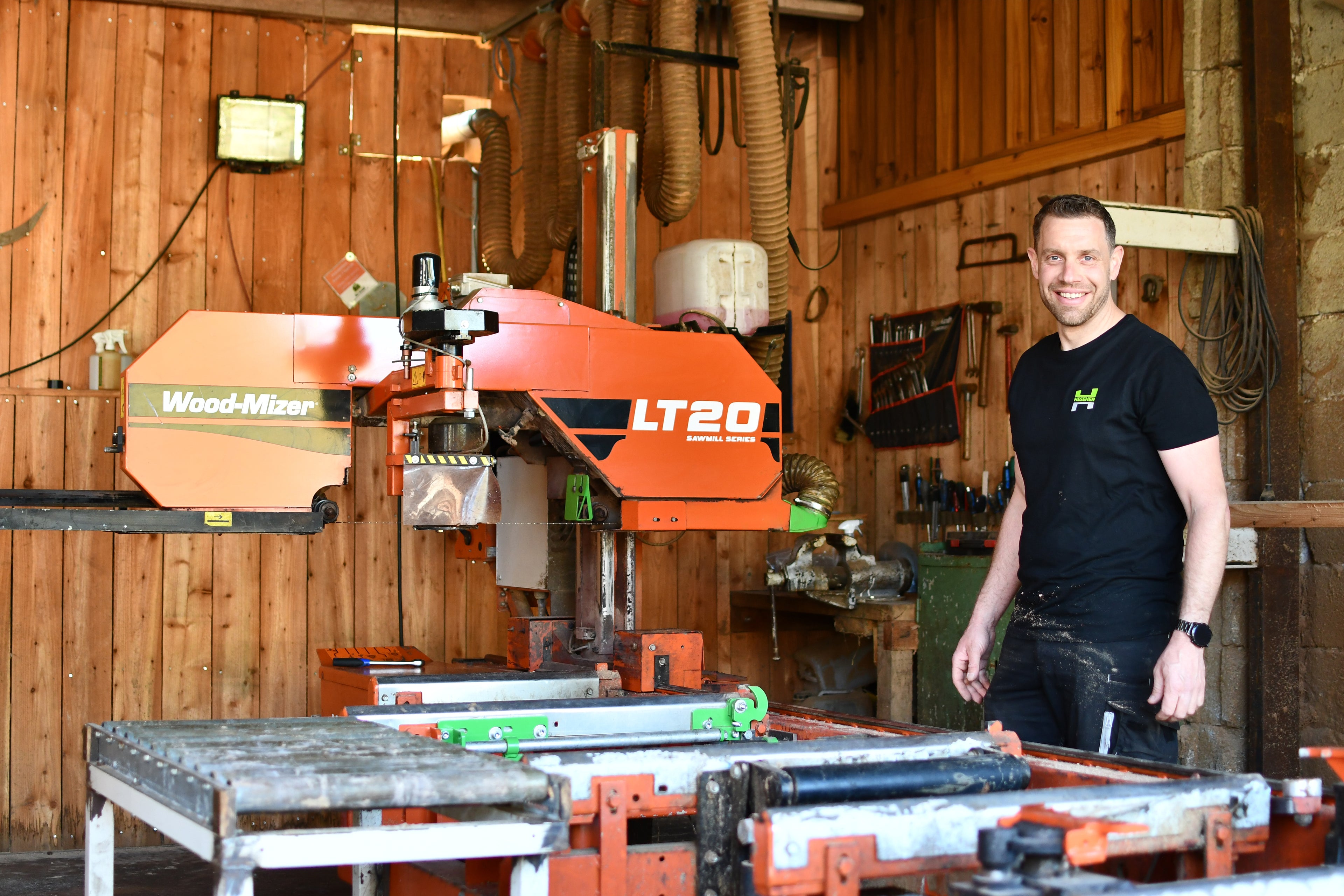 Michael Hesener von Holz Hesener an seinem Bandsaegewerk WoodMizer LT20 mit seinen Erweiterungen