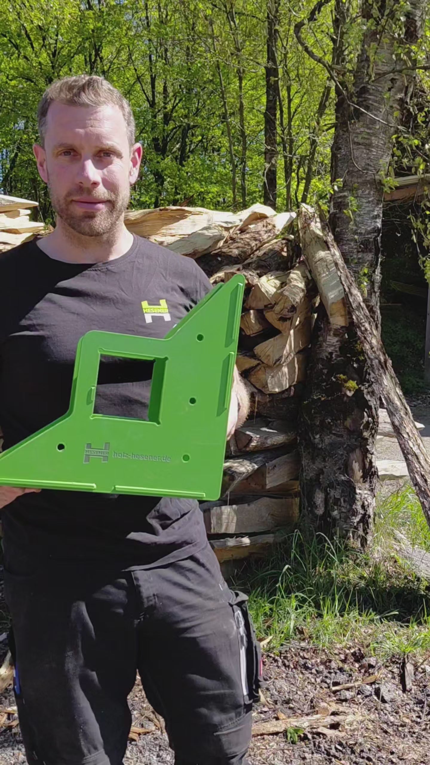 Montage des HolzlagerFix Heavy Duty von Holz Hesener zum selbst bauen eines Brennholzlagers, Brennholzregals, als robuste selbstsichernde Holzkonstruktion. 