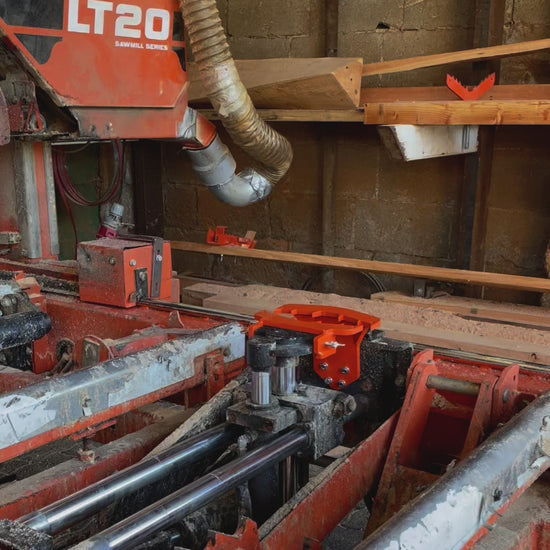 CookieMaker für Sägewerke – Erweiterung für präzise Holzverarbeitung, ideal für dekorative Holzscheiben und hochwertige Riftschnitte mit Superhydraulik, stabiler Halt und schnelle Installation für effiziente Schnitte.
